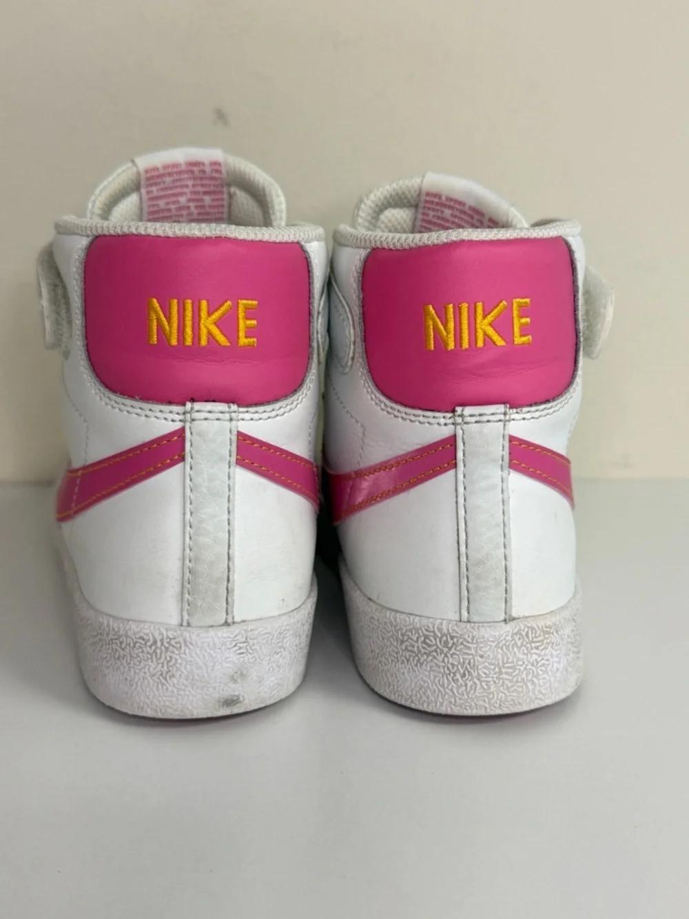 Nike: Kids' Blazer Mid '77 - White & Pink Sneaker, Size 3Y